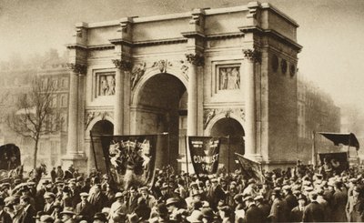 Bereden politie begeleidt een processie van communisten langs Marble Arch door English Photographer